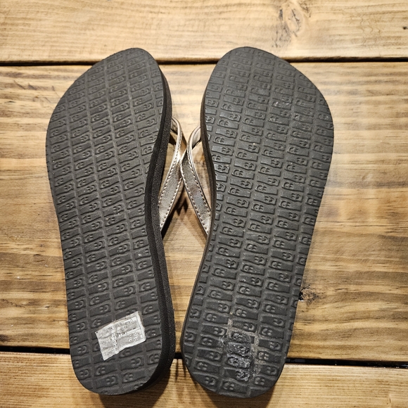 Sanuk Women's Flip Flops with Metallic Gold Size 7 - Picture 2 of 3